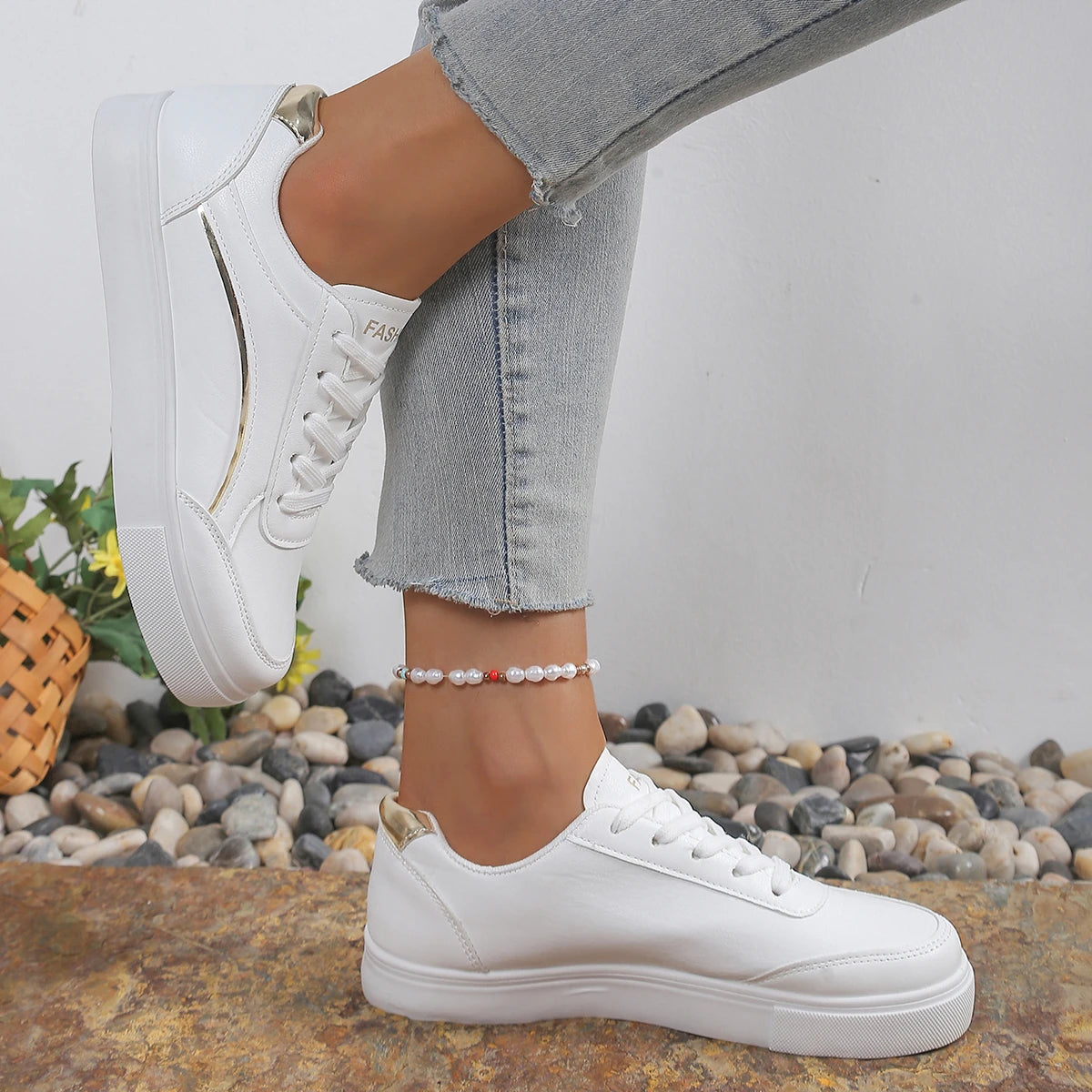 Ladies' fashionable white sports shoes, lightweight, durable, and comfortable low cut lace up shoes suitable for all seasons - Belvar